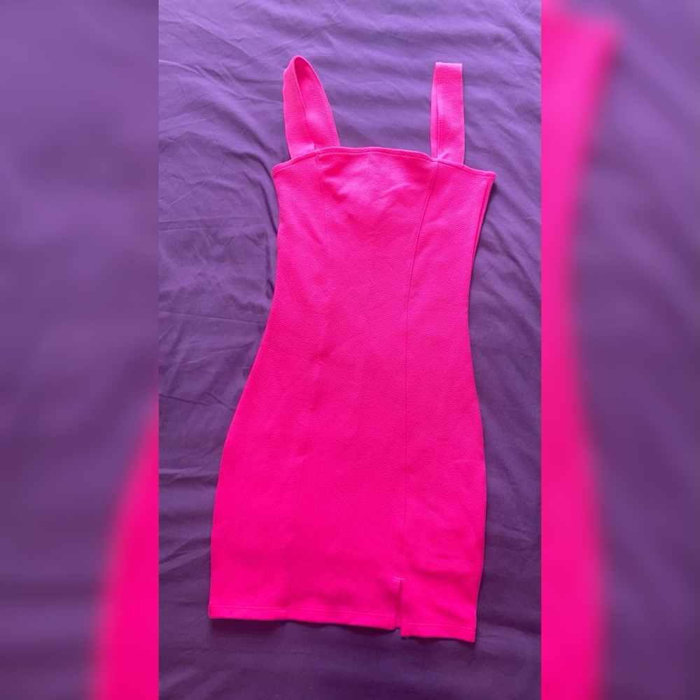 Hot pink mini dress! 🥵